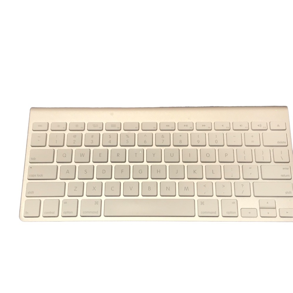 APPLE wireless keyboard with Bluetooth. Model A1314